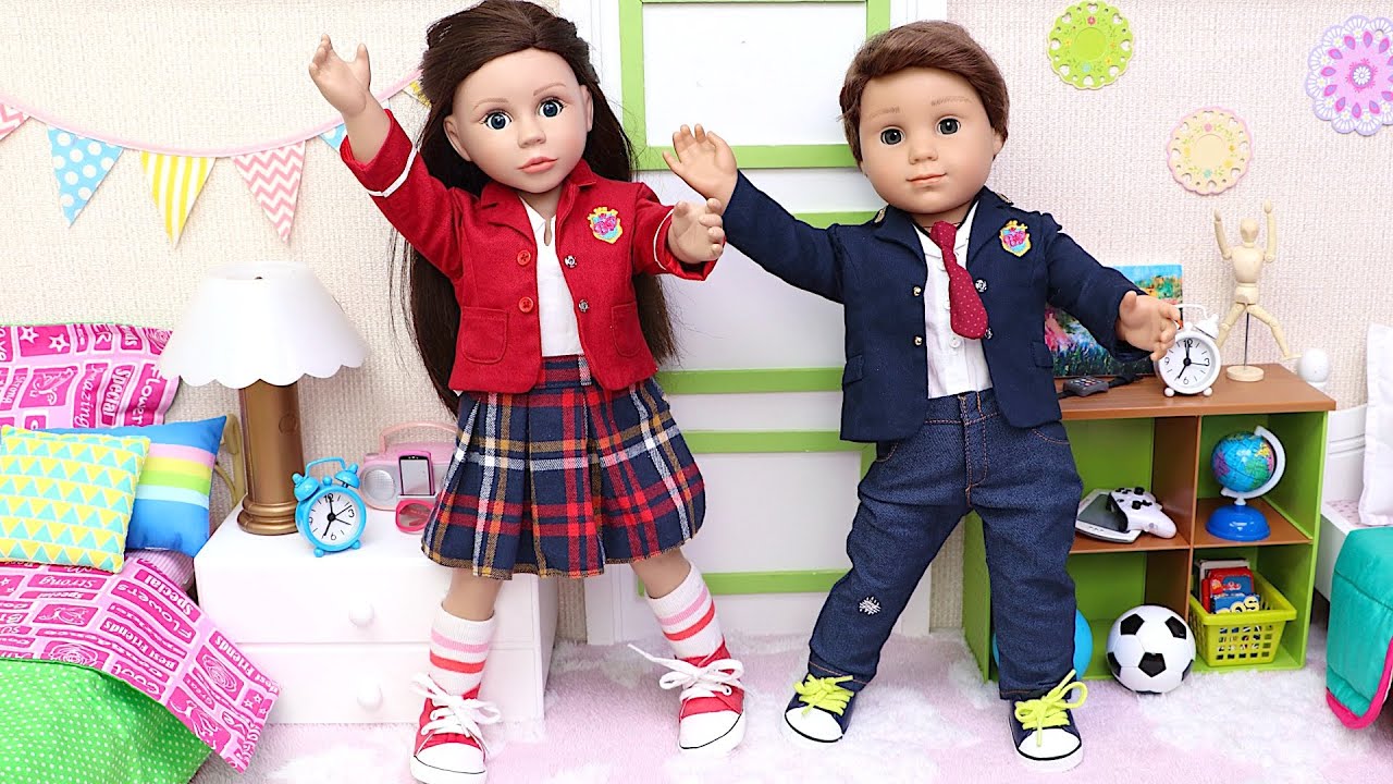 ¡Hermana ayuda hermano prepararse para  escuela!Juguetes Muñecas