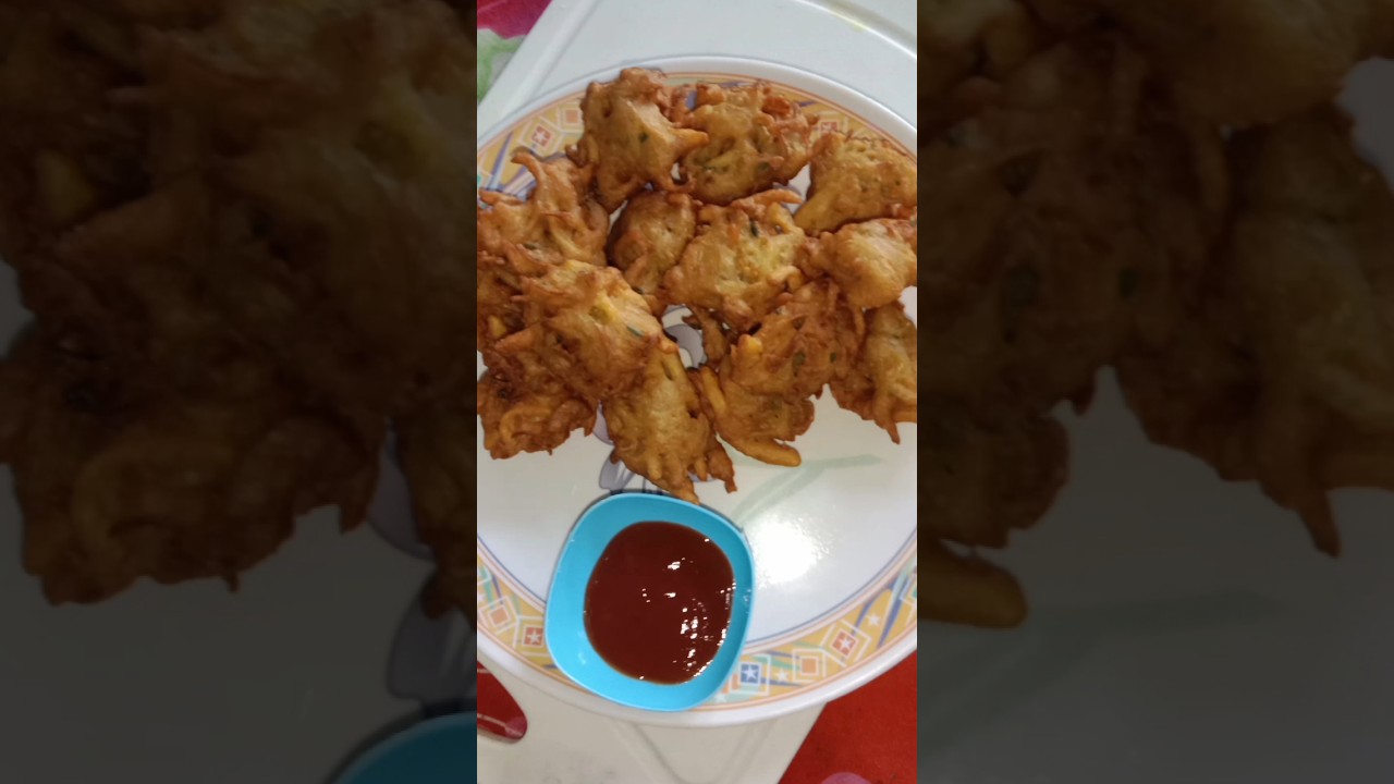 barish ke mosam me grma gram pakode #shorts #shortsvideo #shortviral #viral #pakode #vibe #cooking