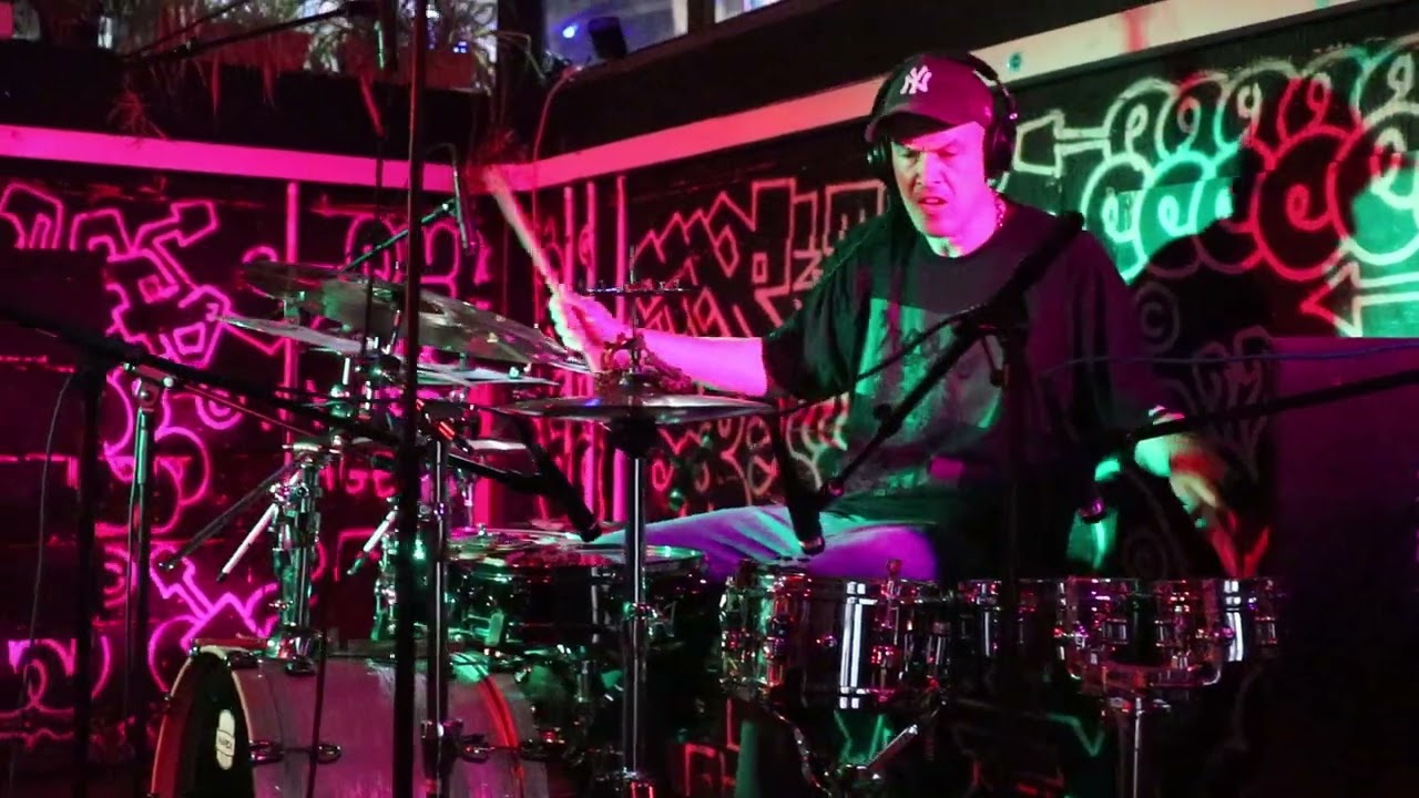 Live Jungle Drumming - How many Snares ? Jungle Drummer Live