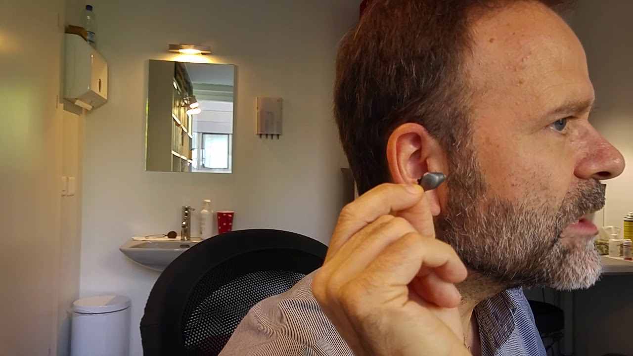 Mise en place d'un appareil auditif intraauriculaire