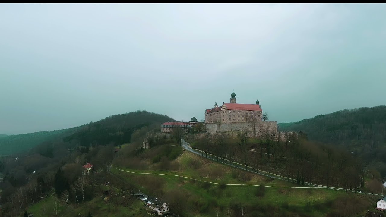 Flug zur Plassenburg in Kulmbach. Außerdem weißer Main und Flutmulde.