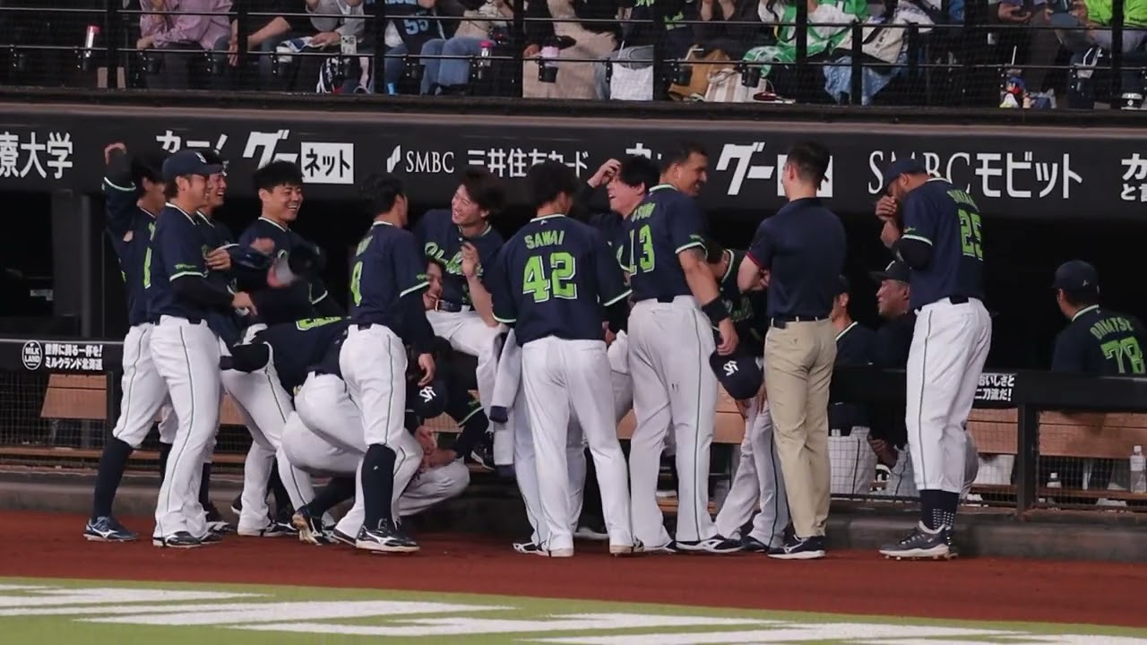 円陣で爆笑する選手たち