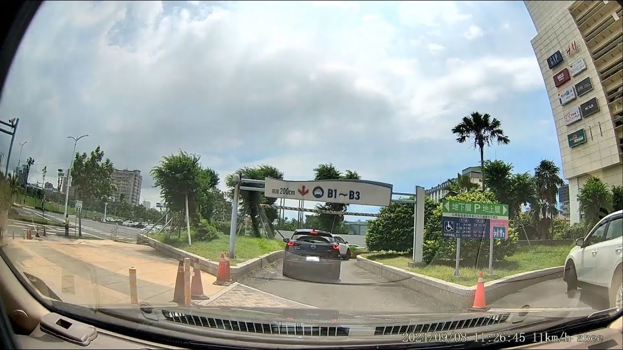 高雄夢時代購物中心地下停車場