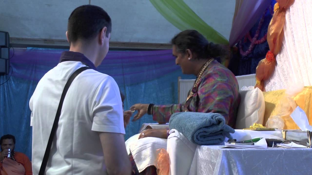 Om Aim Saraswati Namaha - Darshan with Sri Swami Vishwananda