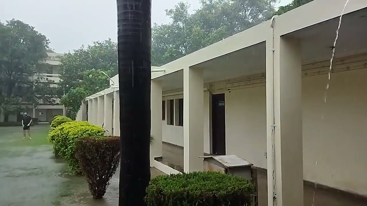 IITK hall2.. Boys playing in rain #iitkanpur #iitmotivation #iitians #iit #lifeatiit #HALL2 IITK