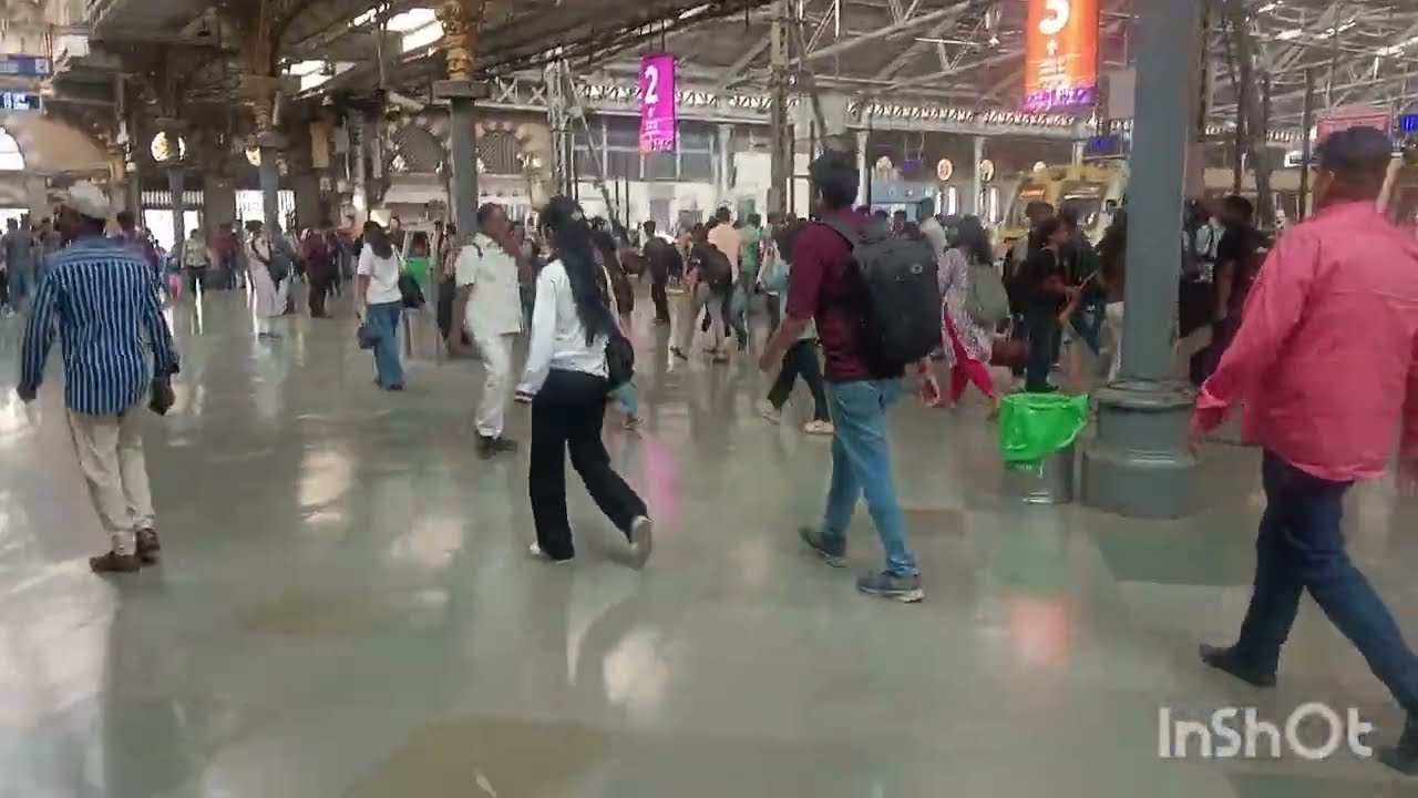 Sunday Morning at CSMT Railway platform | Calm Mumbai Local Scenes | Indian Railways