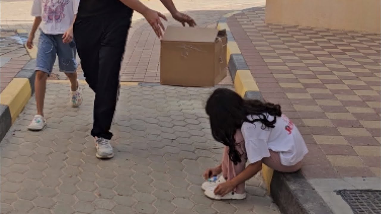 رجل رمى صندوق امام الطفلة الفقيرة لن تصدق ماذا يوجد بداخله؟