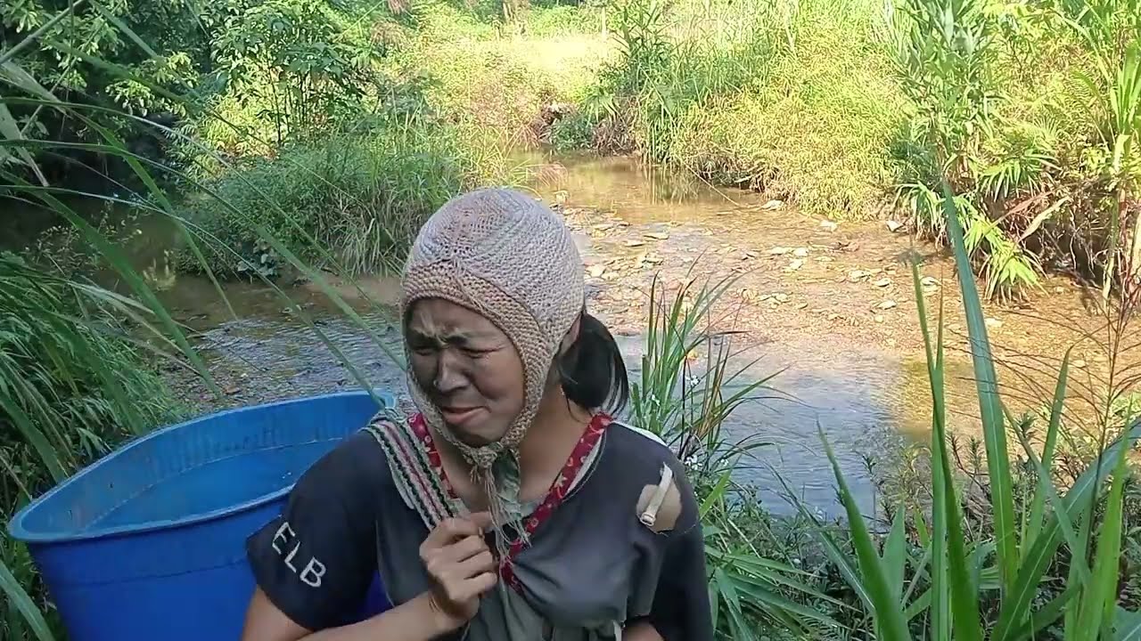 crazy mother and child go to stream to catch crabs@Lyxuanca-22.
