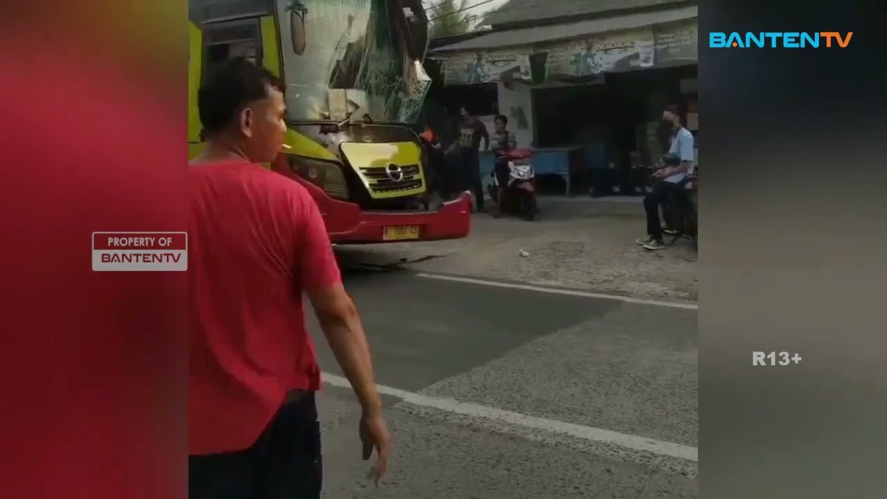 BUS ARIMBI TABRAK TRUK PARKIR HINGGA MENGHANTAM WARUNG