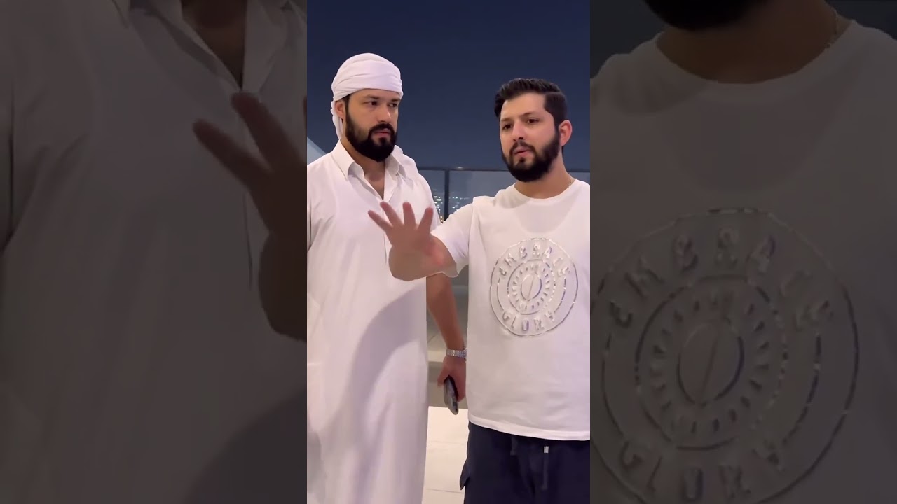 رجل يراقب الخادم ليعرف ماذا يفعل الخادم به لن تصدق ماذا كان يفعل الخادم