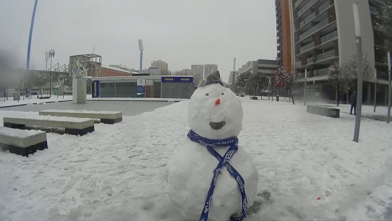 Cycling on snow in Zaragoza (Spain). En bicicleta por la nieve en Zaragoza.