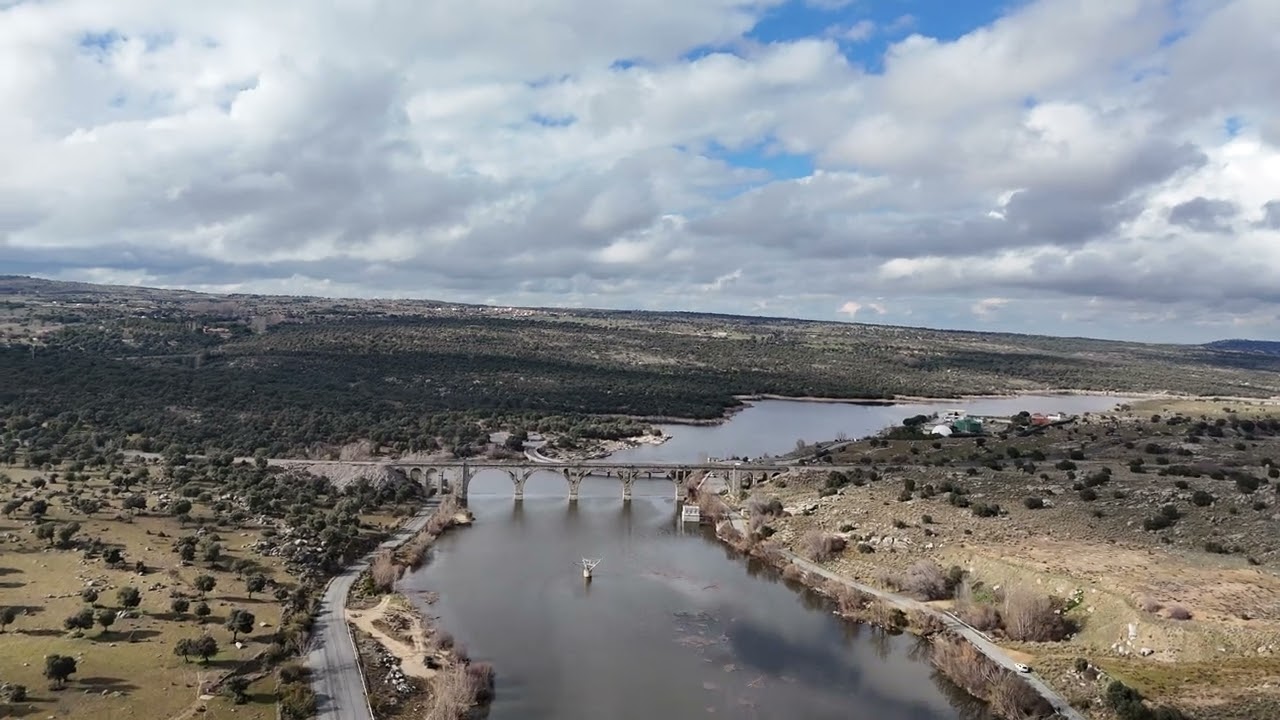 El pantano de las Aguas Claras, en Ávila, a rebosar