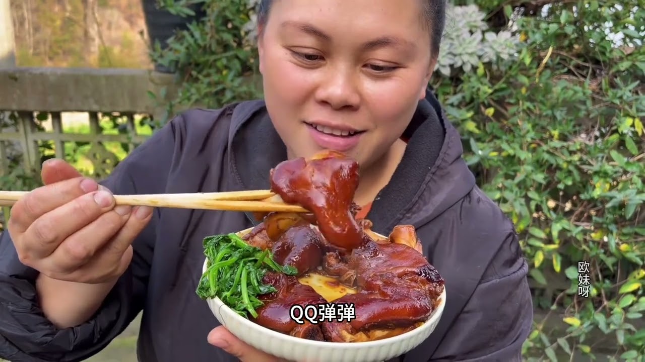 炖一锅香辣的红烧猪脚，配着豌豆尖太好吃 #A pot of spicy braised pork trotters, served with pea shoots, is so delicious!