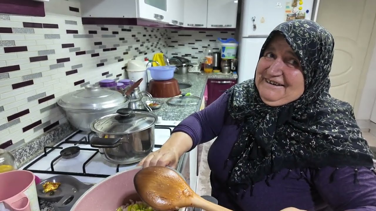Annem ile öğlen yemeği hazırlık Kezban yenge Güler sarımsak bağlıyor