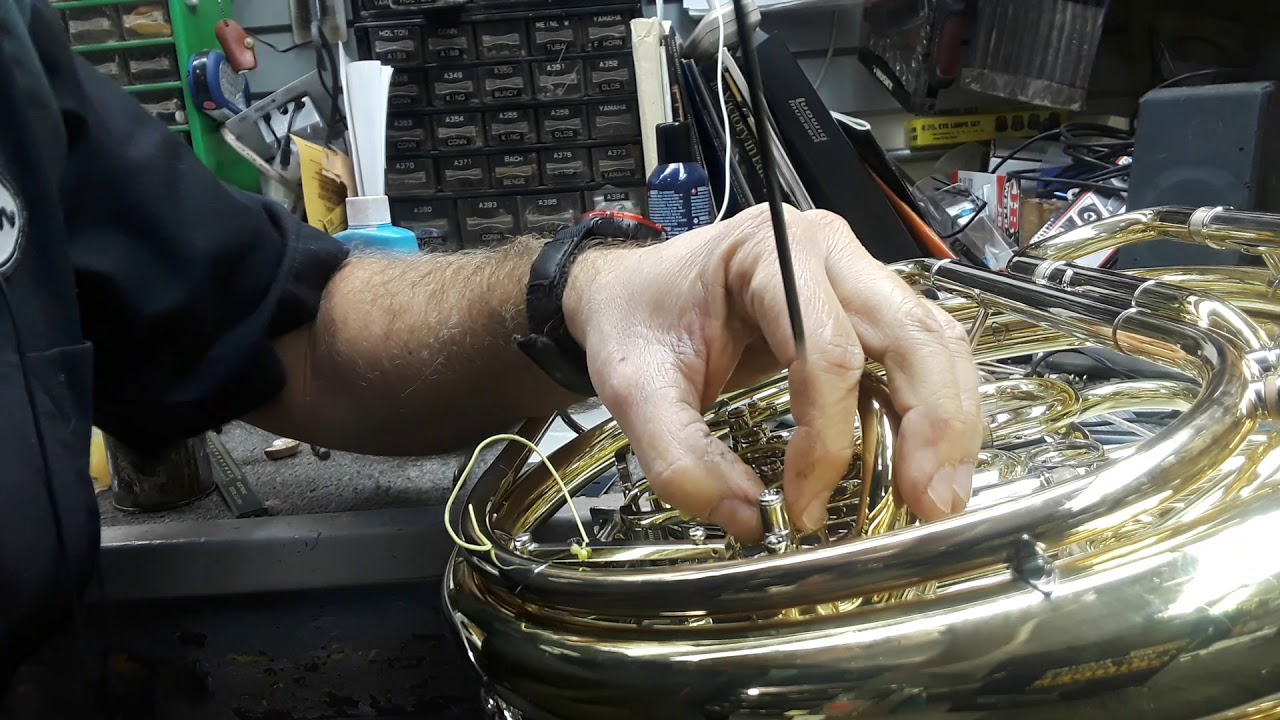 Yamaha french horn thumb lever.  Confusion over the missing screw?