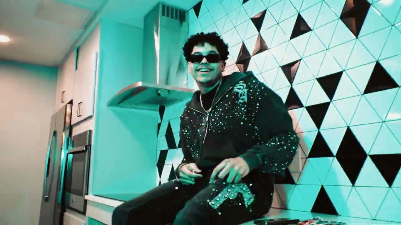 GuapiPrada-Prende Y Fuma (Official Music Video)