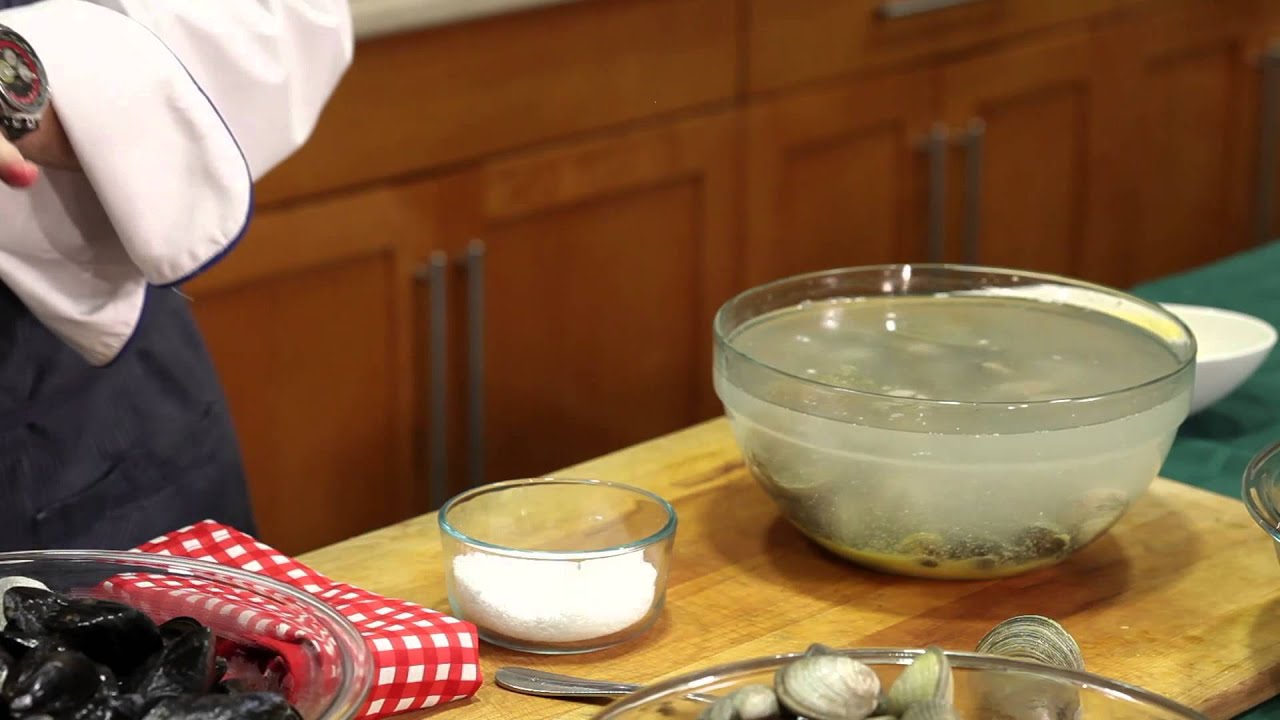 What Are Effective Methods to Rid Clams of Sand? : Seafood & Fish
