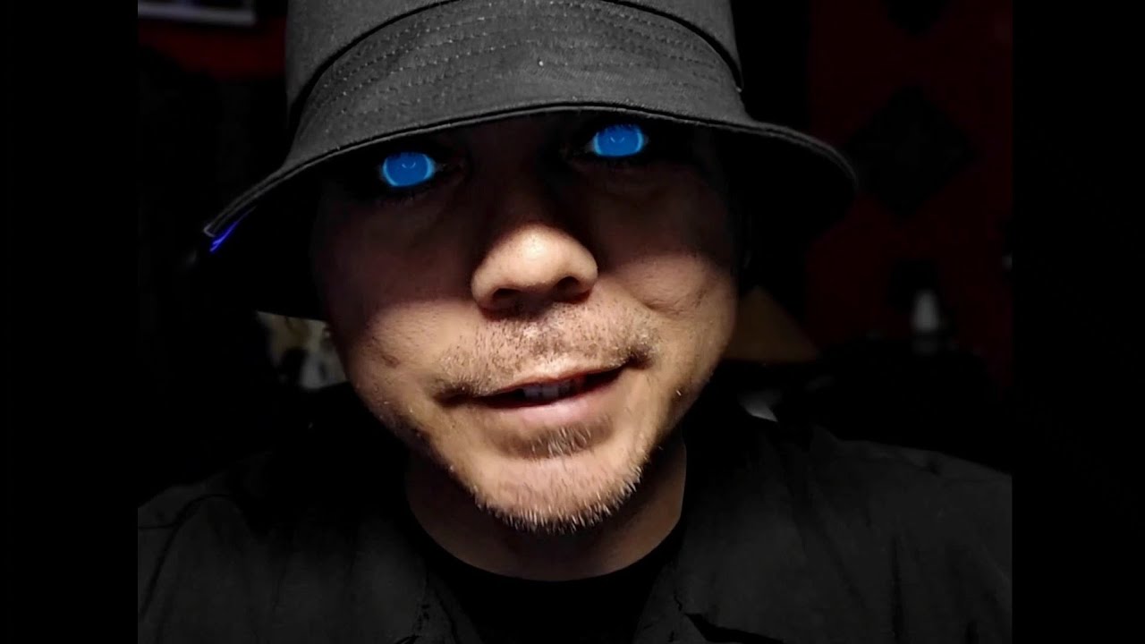 How I get my eyes to glow in my videos with u.v contacts and a blacklight.