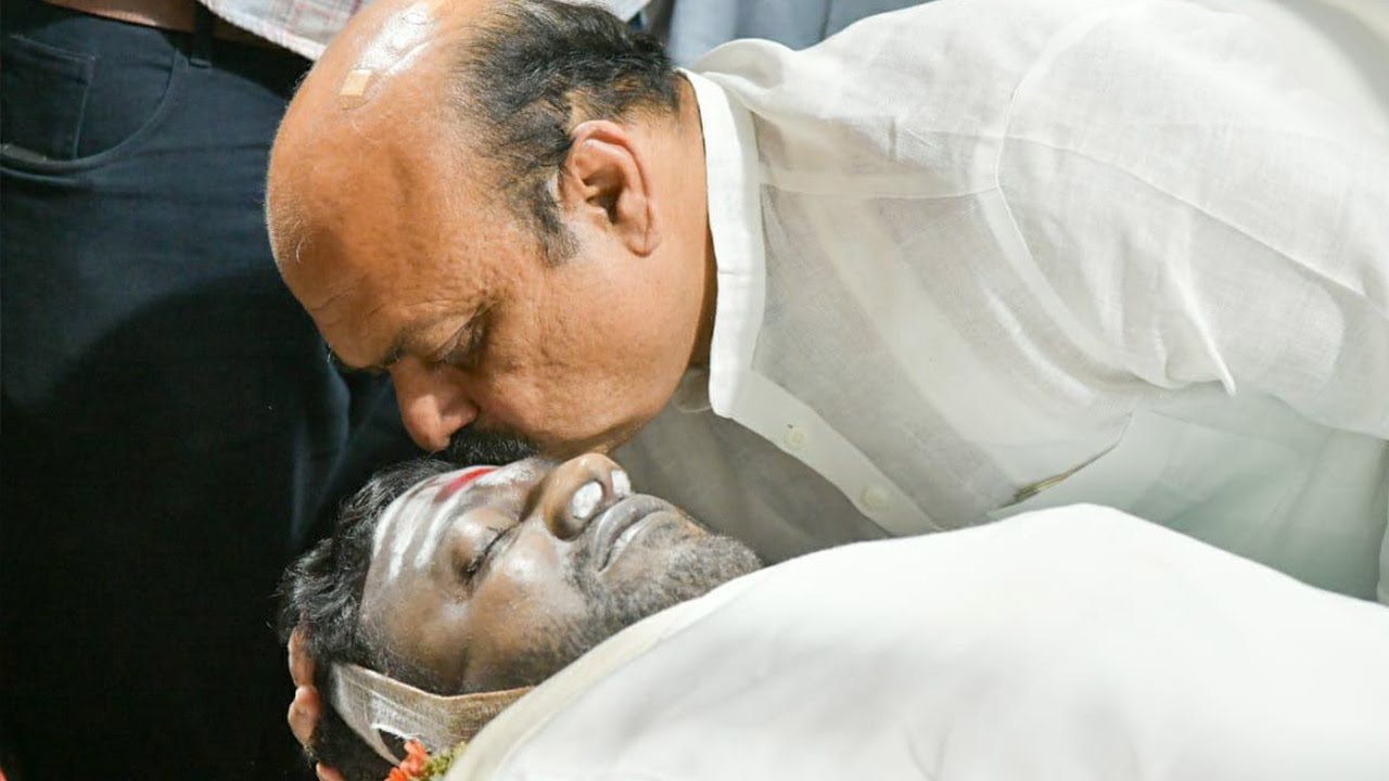 Puneeth Rajkumar Death :ಅಪ್ಪು ಹಣೆಗೆ ಮುತ್ತಿಟ್ಟ CM ಬೊಮ್ಮಾಯಿ | CM Bommai |SStv