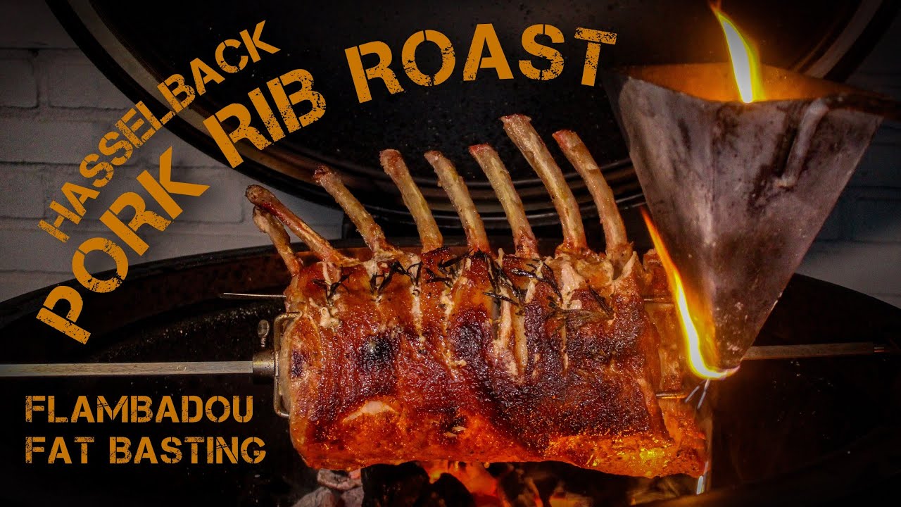 Pork rib roast op de barbecue  - Hasselback stijl ingesneden - flambadou fat basting