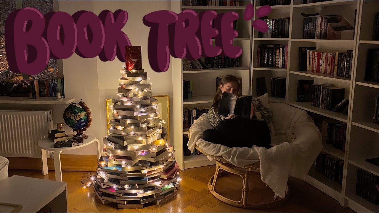 building a Christmas tree out of books: book tree 🎄