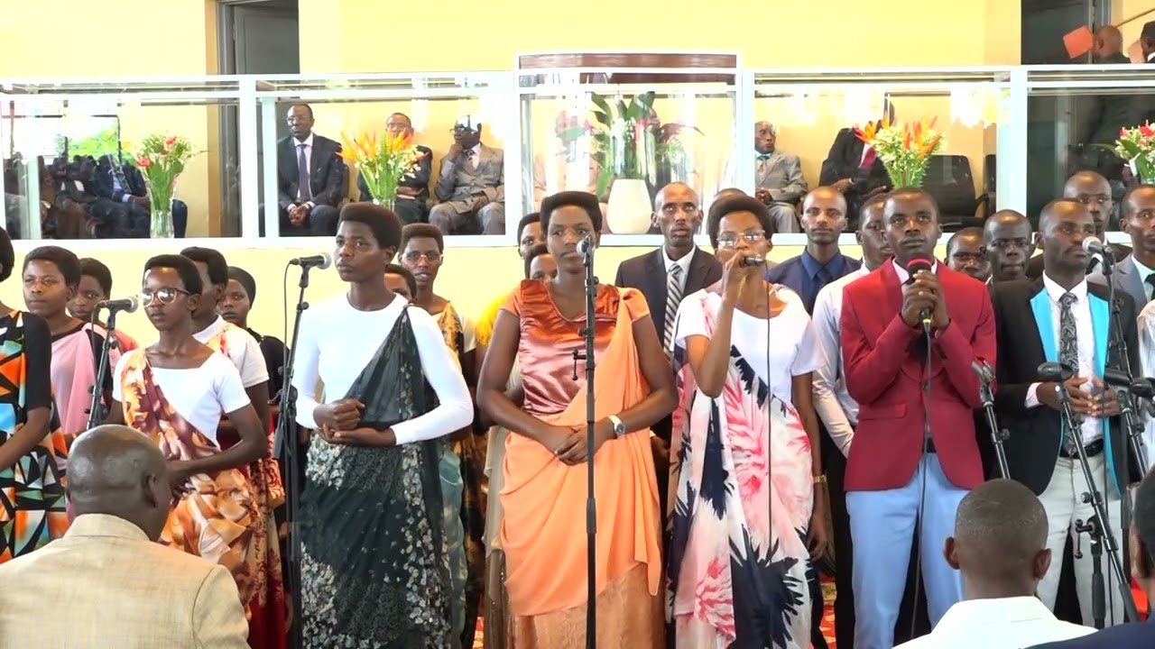 Uri uwera Mana by choir universitaire