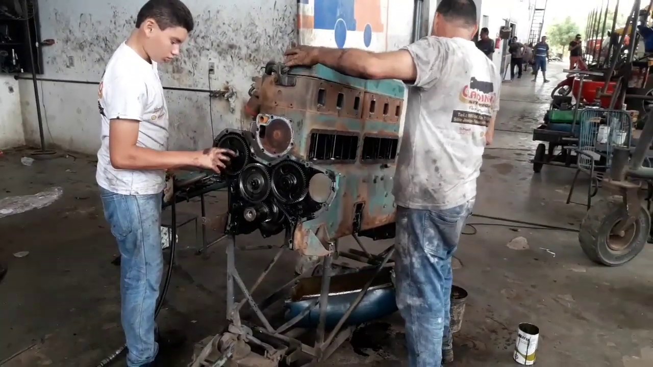 Desmontando o motor do Scania 113, Tabuleiro do Norte-CE