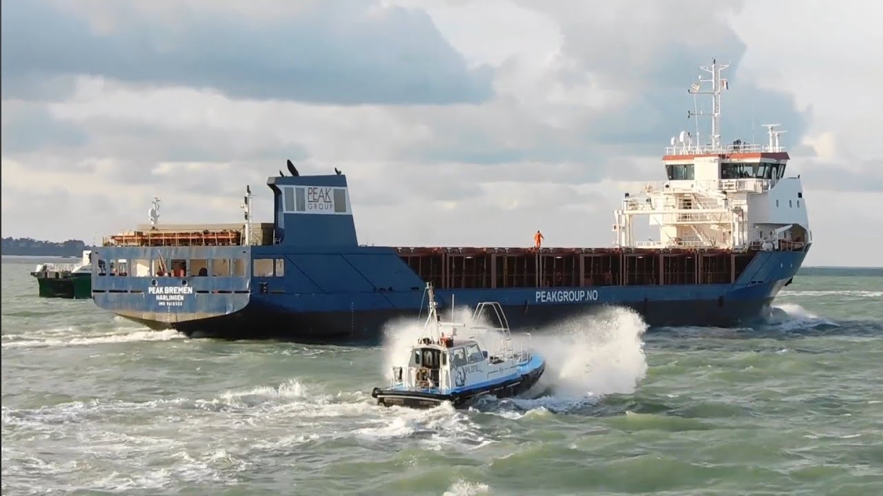 Appareillage du PEAK BREMEN de Saint-Malo en direction de Rotterdam.