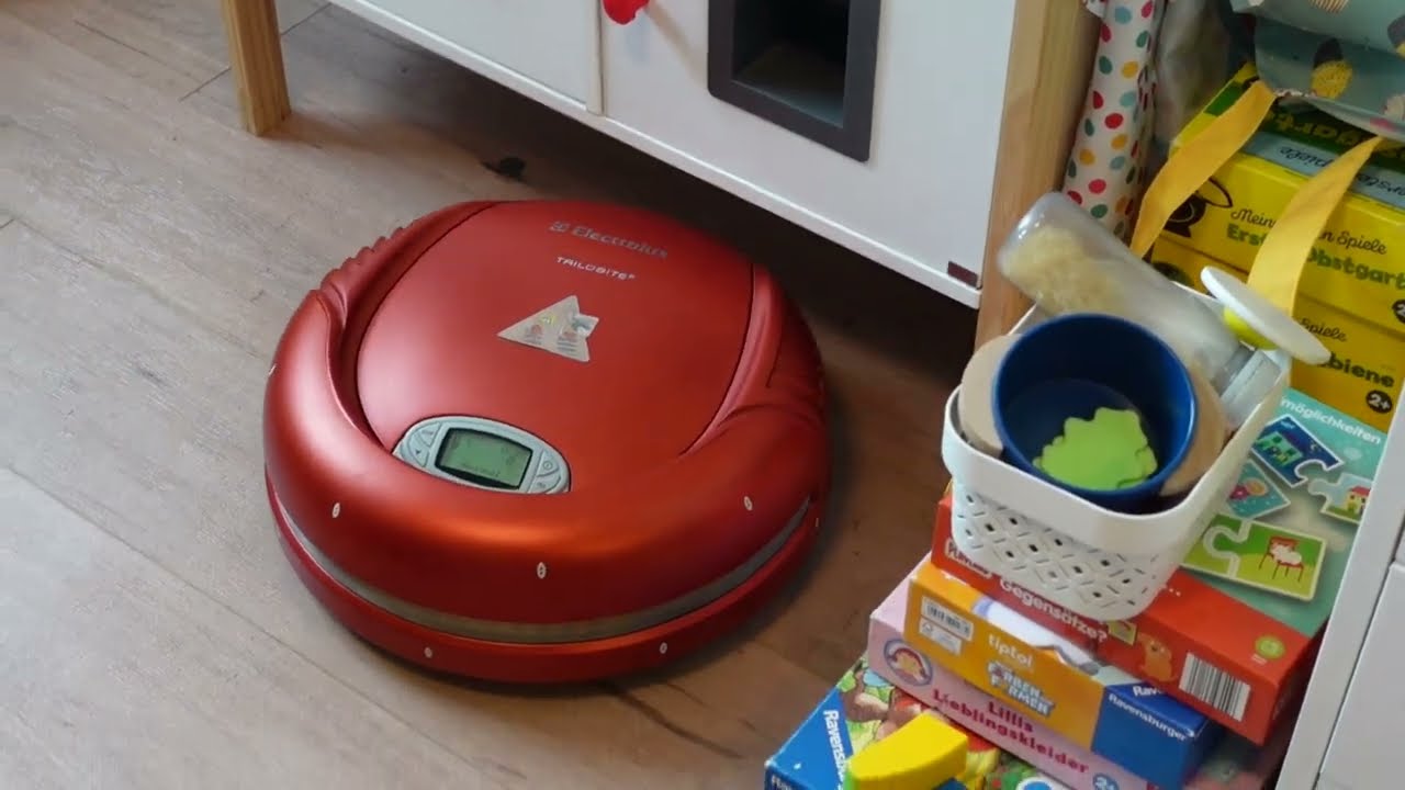 ELECTROLUX TRILOBITE ZA1 (first release) - 2 room cleaning run -  23 years old...