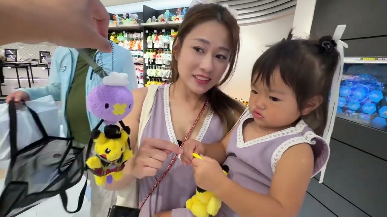 慶祝戒母奶成功，帶妹妹買她想要的皮卡丘