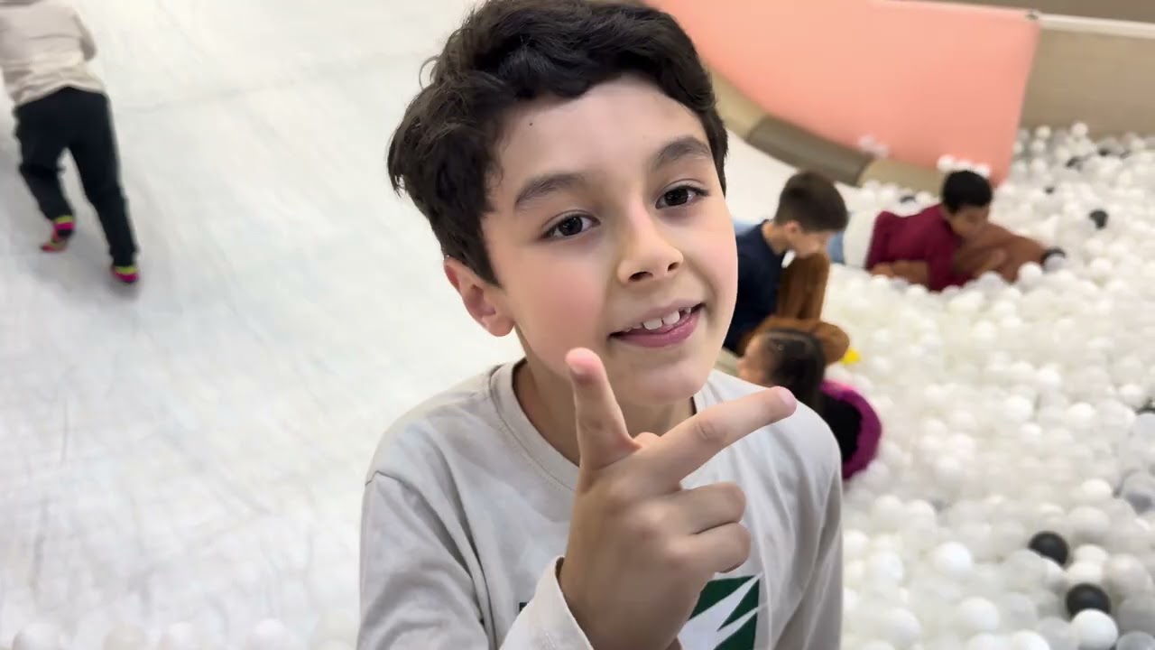 Beni encarou esse escorregador gigante… e caiu na piscina de bolinhas! 😱😄