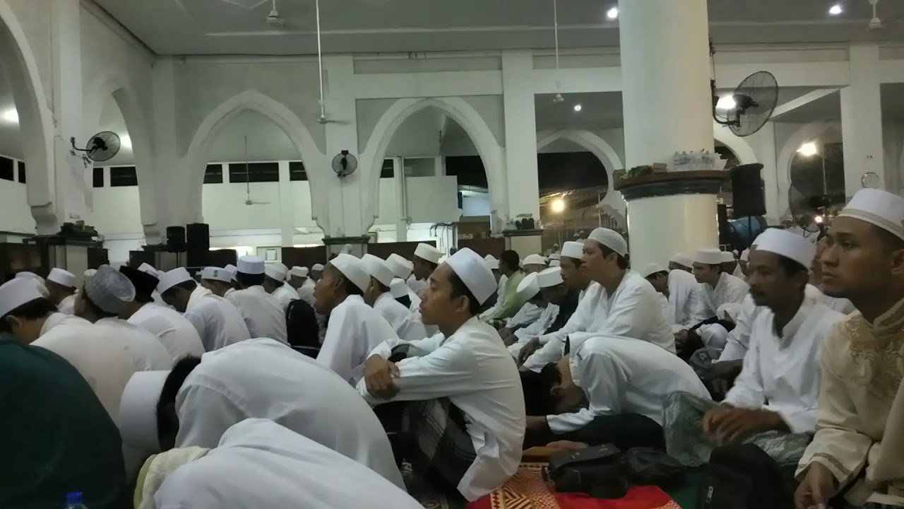 Kumandang adzan subuh di pon-pes al-fithrah Kedinding Surabaya