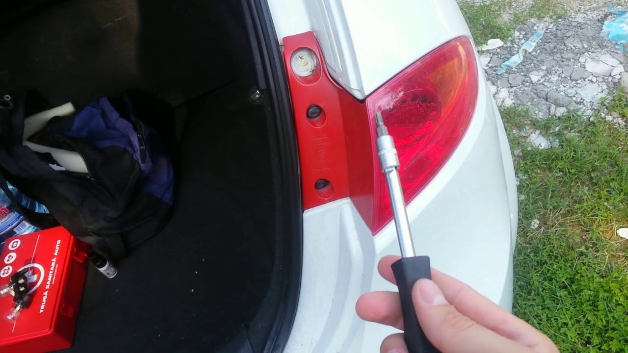 How to remove tail light Seat Leon 1P (Part 1)