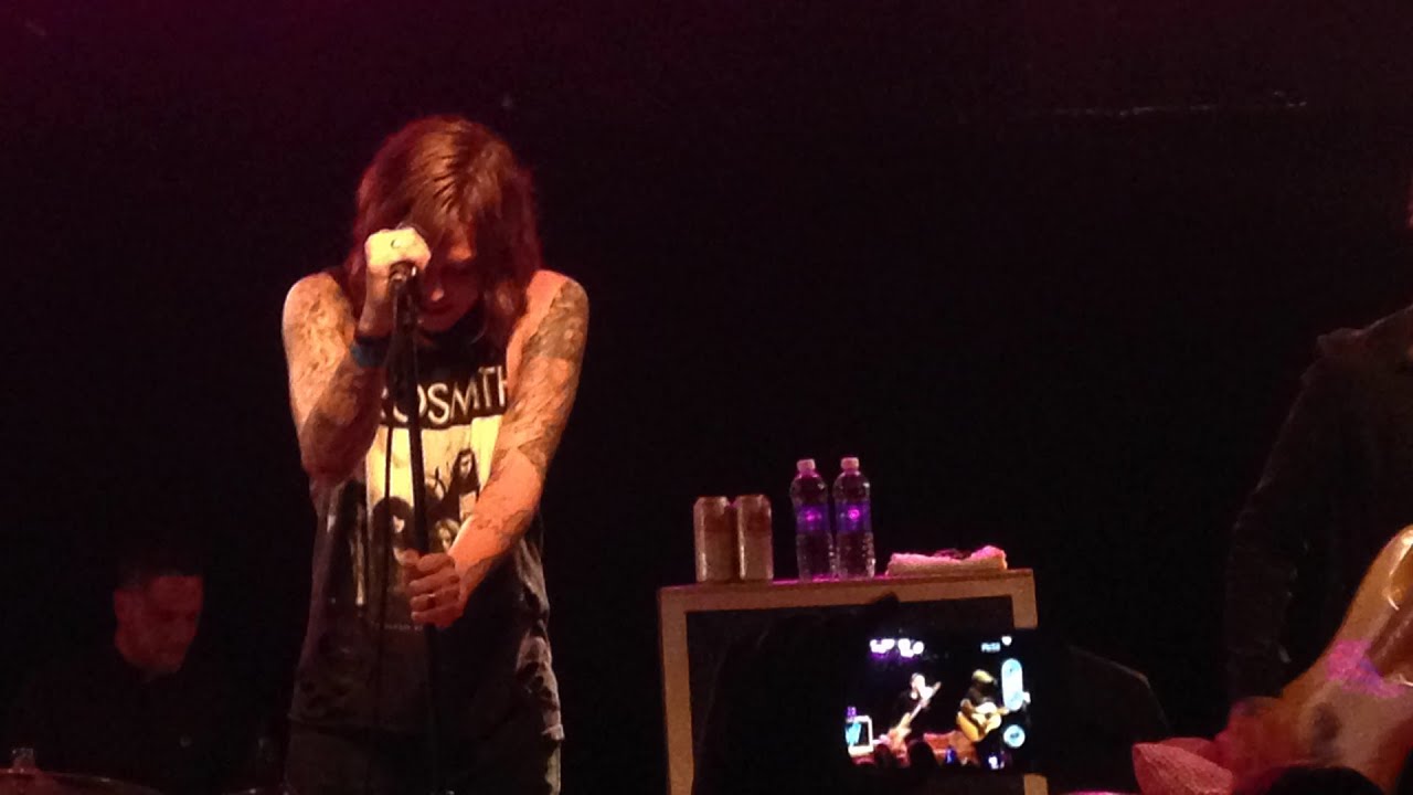 Sleeping With Sirens LIVE - Santeria ( Sublime Cover )
