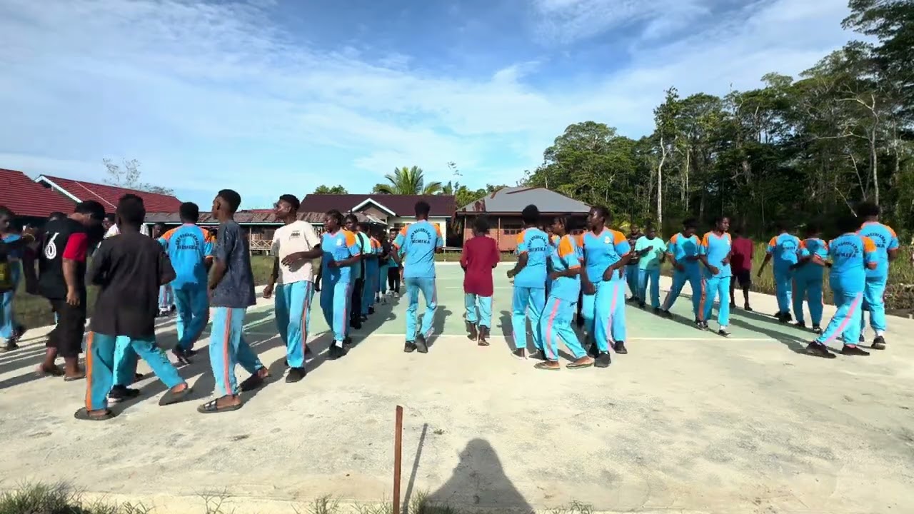 TARIAN SEKA KAMORO OLEH SISWA/i SMP NEGERI AMAR DISTRIK AMAR