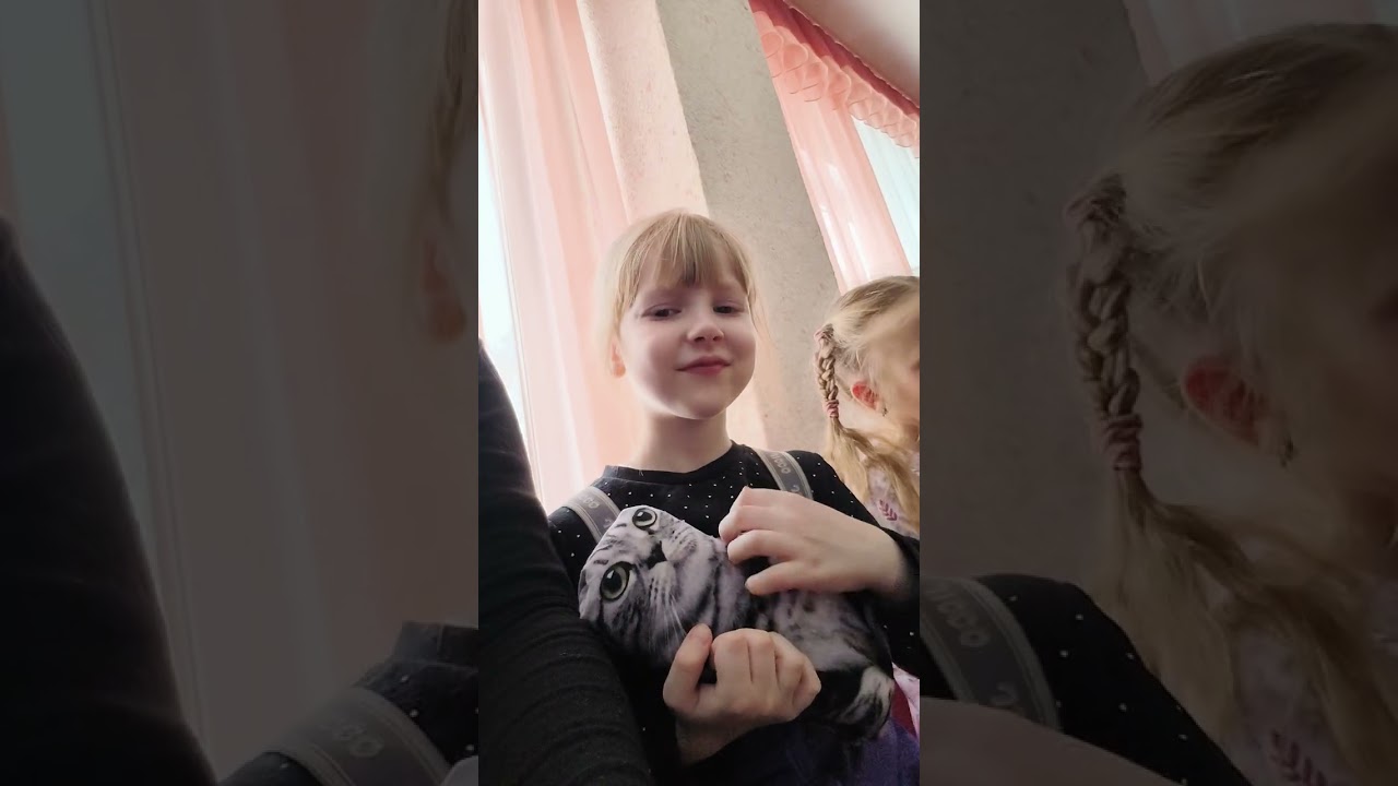 Три девицы под окном и балалайка.
