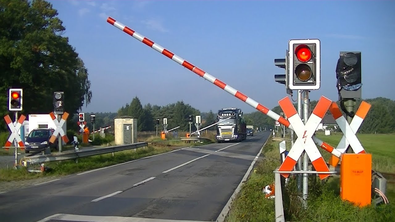 Spoorwegovergang Isenbüttel (D) // Railroad crossing // Bahnübergang