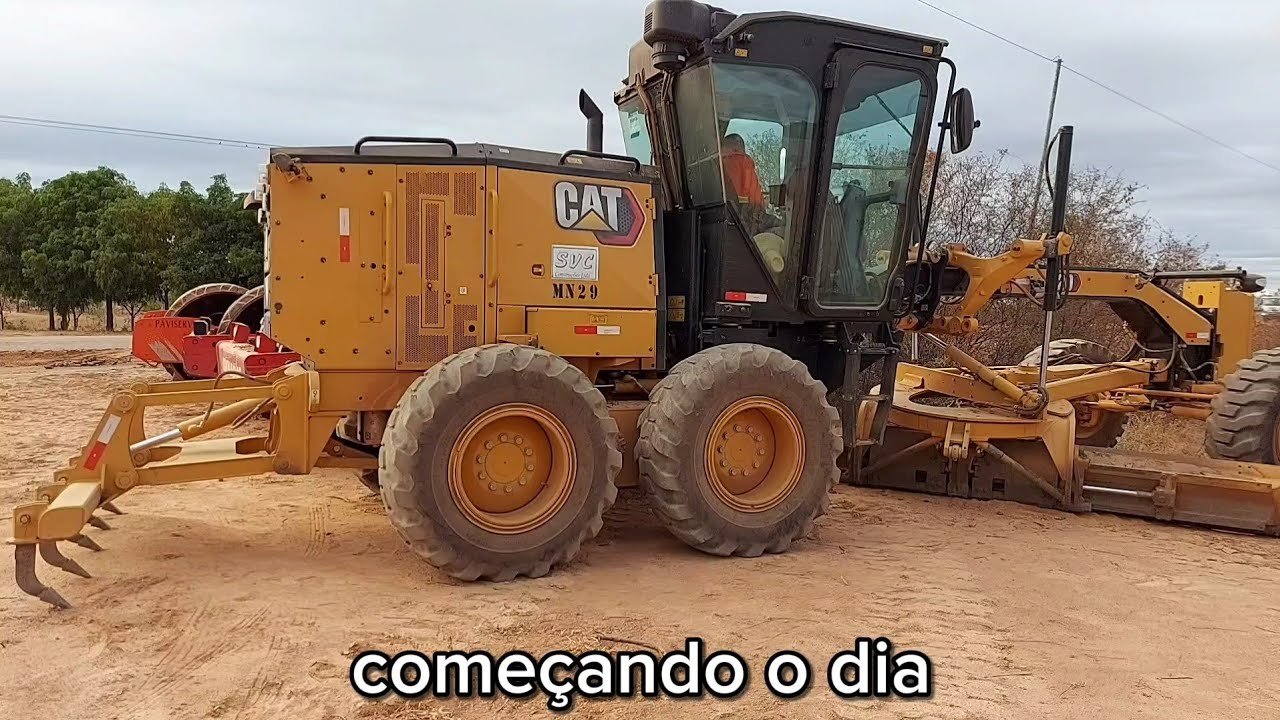 Começando o dia no trecho, máquinas ligando os motores, reforma da ba 142 trecho de Sussuarana ba