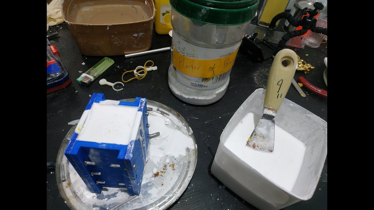 Metal pouring mould with plaster