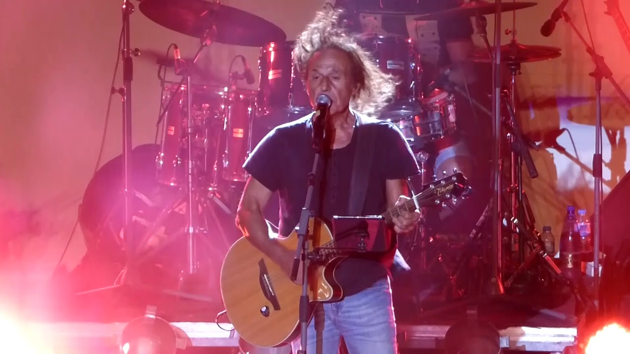 Βασίλης Παπακωνσταντίνου - Ένα μαχαίρι - Live at Βεάκειο