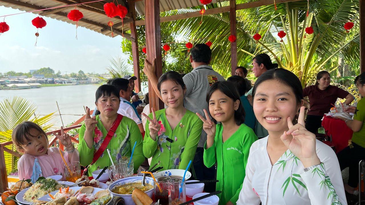Nhân Dịp Tết Đến Xuân Về Gia Đình Em Sang Thăm Gia Đình Một Người Chị Lâu Ngày Chưa Gặp 