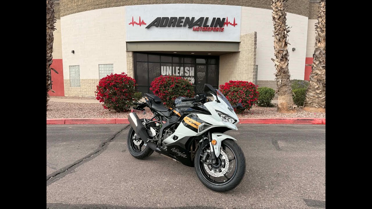 2026 Kawasaki Ninja ZX-4RR Pearl Robotic White/Metallic Spark Black