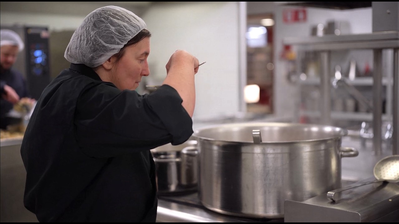 Vois Mon Job - L'équipe derrière les restaurants universitaires