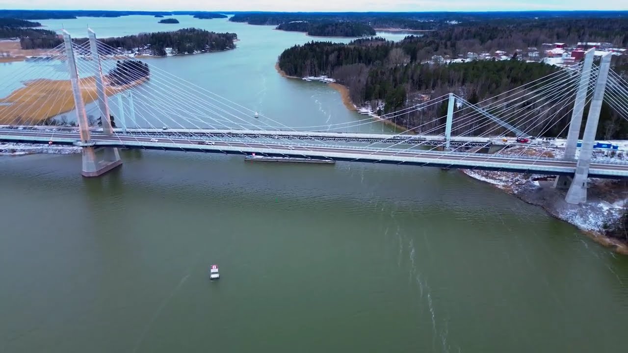Kirjalansalmen uusi ja vanha silta rinnan 1.1.2026