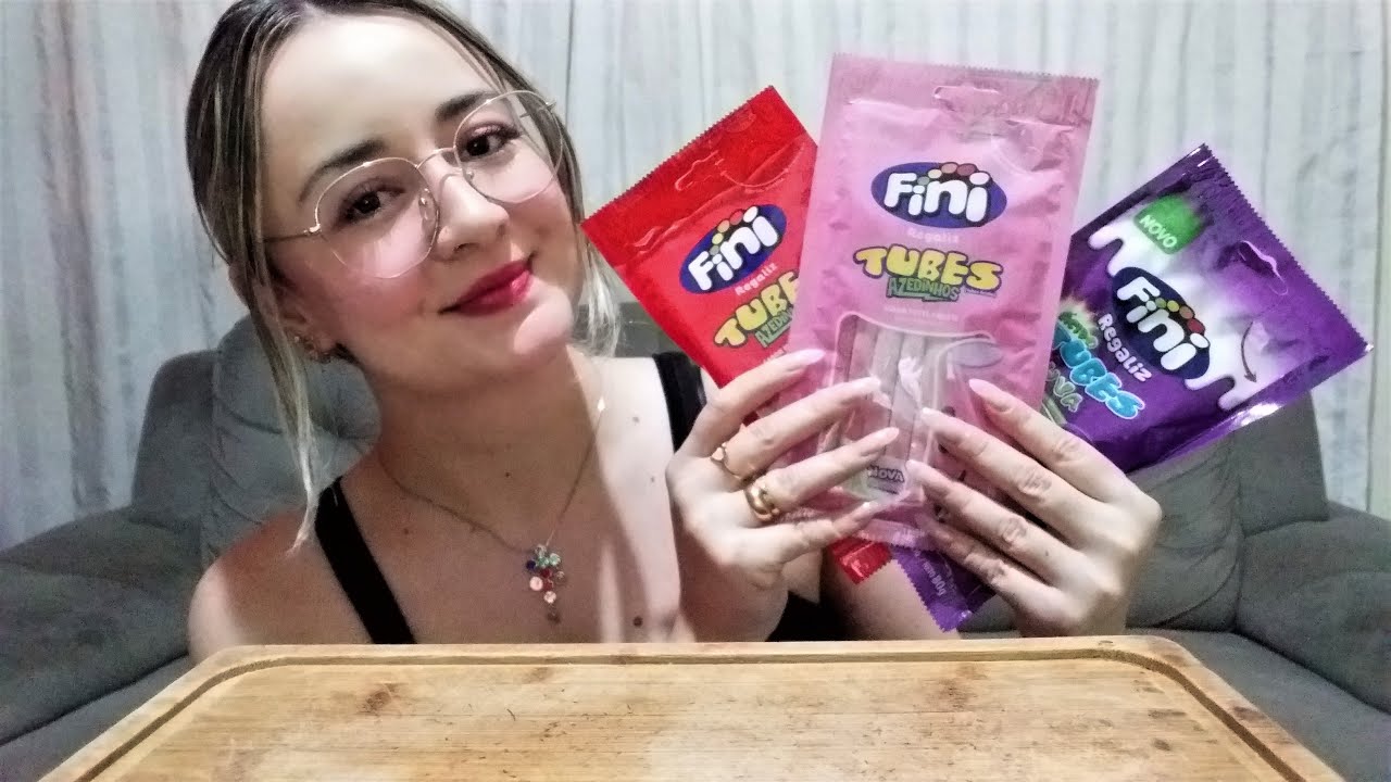 ASMR MUKBANG: FINI TUBES DE MORANGO, UVA E TUTTI FRUTTI (SUSSURROS / SONS DE MASTIGAÇÃO)