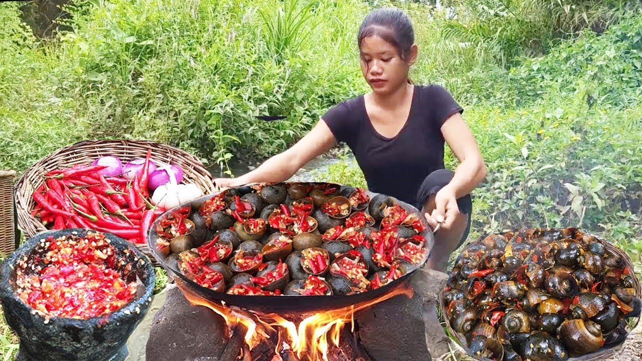 Survival Skill: For jungle Food, Catching and cooking snails for jungle yummy Food