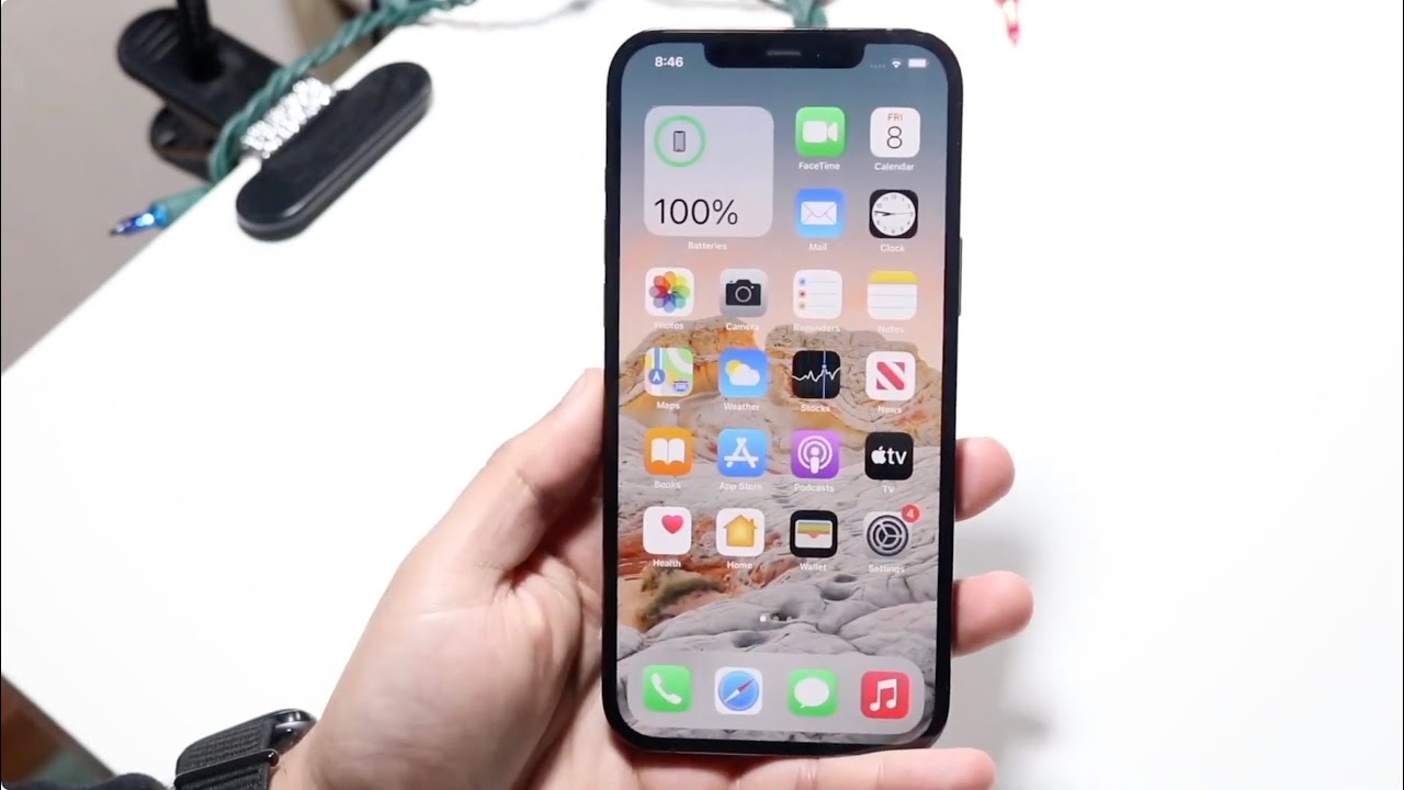 iPhone 12 Pro Max в конце 2025 года! (iOS 26.1 против iOS 18.7.2, время работы от аккумулятора, з...