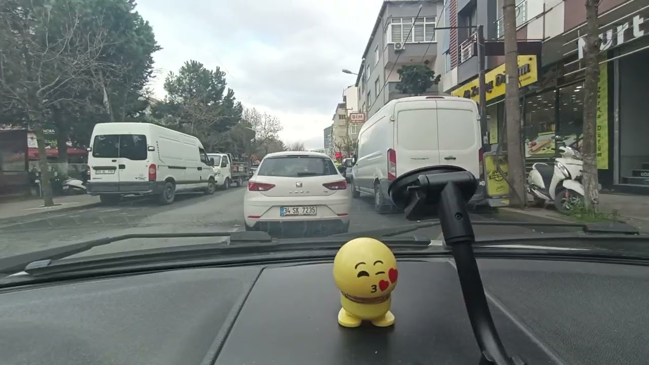 İstanbul street drive by yellow toy