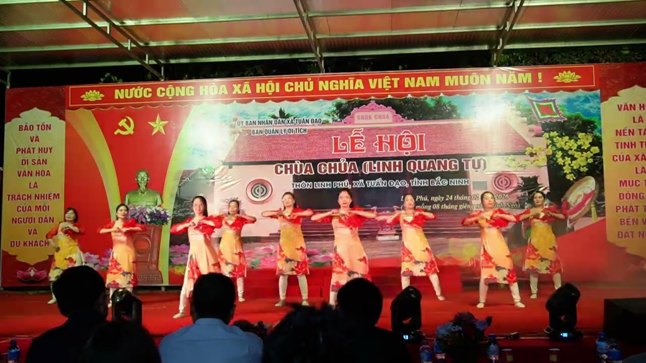Dân vũ nụ cười xuân