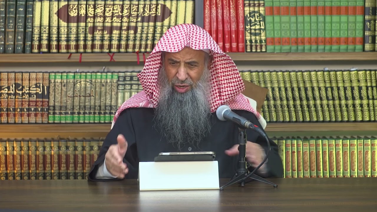 ما حكم تأخير رفع حقيبة تحتوي أوراقاً فيها آيات سقطت على أرضية السيارة؟